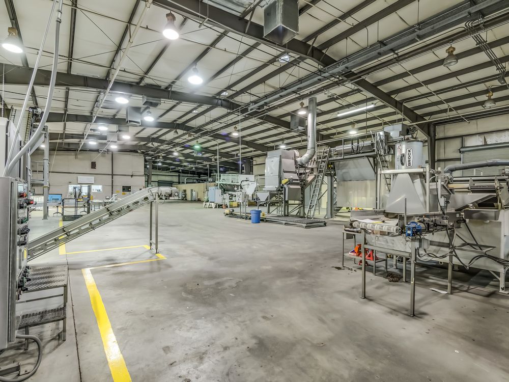 ±86,000 SF High Exposure Industrial Building on 2.42 Acres : 661 L St, Sanger, CA 93657